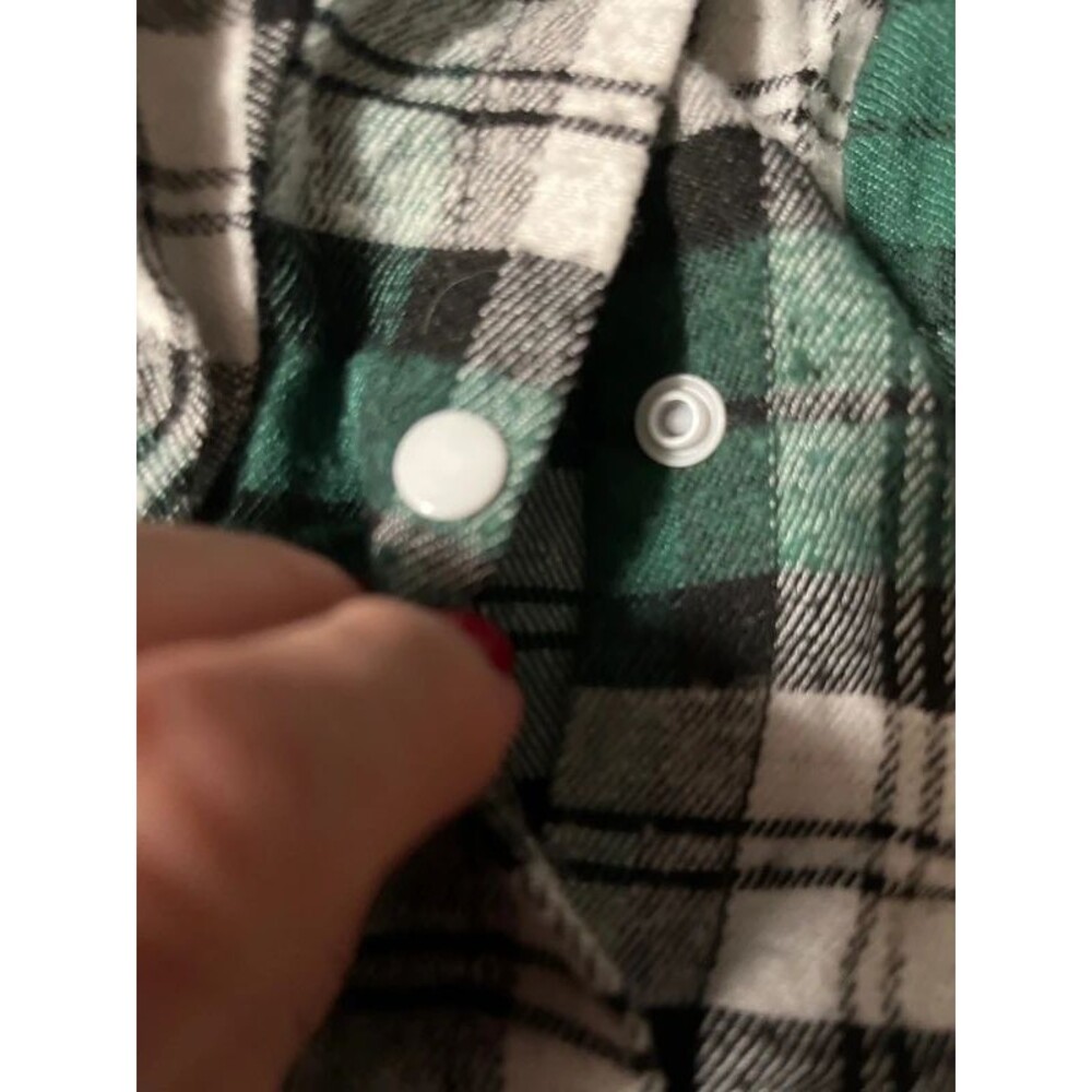 Green white and black flannel shirt for a cat cleaned - Picture 5 of 6